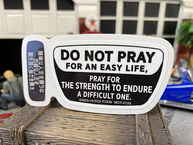 座右の銘ステッカー　Sサイズ　（簡単な人生を願うな、困難な人生を耐え抜く強さを願え）　モットーデカール　MOT-013S　アメリカン雑貨　アメリカ雑貨　グッズ