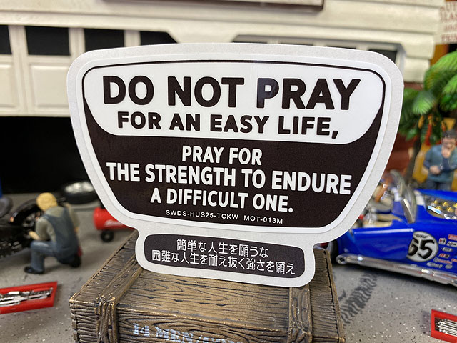 座右の銘ステッカー　Mサイズ　（簡単な人生を願うな、困難な人生を耐え抜く強さを願え）　モットーデカール　MOT-013　アメリカン雑貨　アメリカ雑貨　グッズ