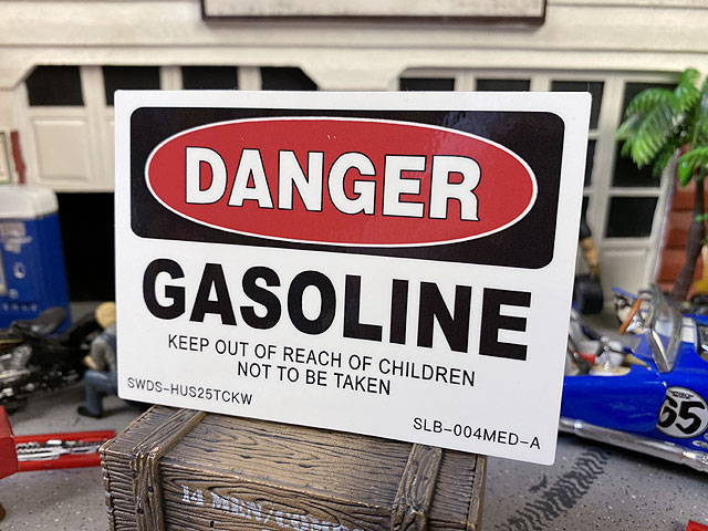 警告看板ステッカー　（危険：ガソリン/DANGER）　SLB-004-MED-A　アメリカン雑貨　アメリカ雑貨　グッズ