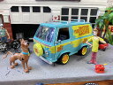 Jada スクービー・ドゥ ミステリーマシーン ダイキャストミニカー 1/24スケール (スクービーとシャギーのフィギュア付き) アメリカン雑貨 アメリカ雑貨 モデルカー ジオラマ グッズ