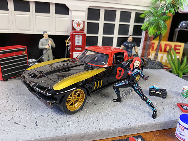 樂天商城 - Jada　マーベル　アベンジャーズ　ブラック　ウィドウ　＆　1966年　シボレー　コルベット　ダイキャストミニカー　1/24スケール　　アメリカン雑貨　アメリカ雑貨　モデルカー　ジオラマ　グッズ