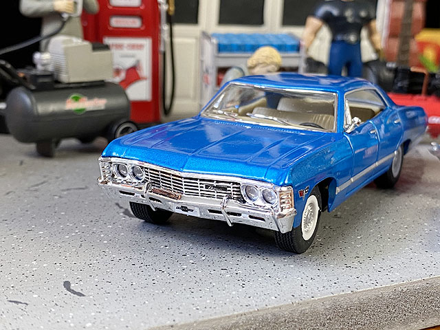 1967年シボレー・インパラのダイキャストミニカー1/43スケール(ブルー)
