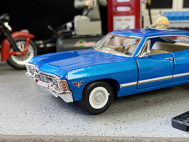 1967年シボレー・インパラのダイキャストミニカー1/43スケール(ブルー)