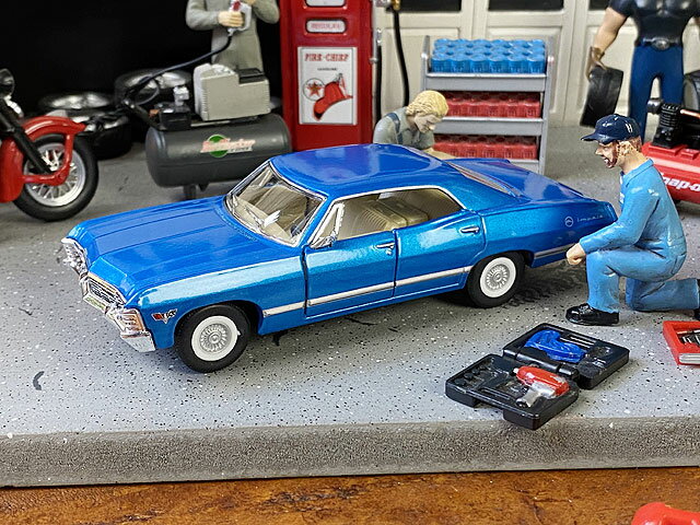 1967年シボレー・インパラのダイキャストミニカー1/43スケール(ブルー)