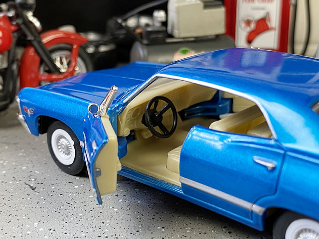 1967年シボレー・インパラのダイキャストミニカー1/43スケール(ブルー)