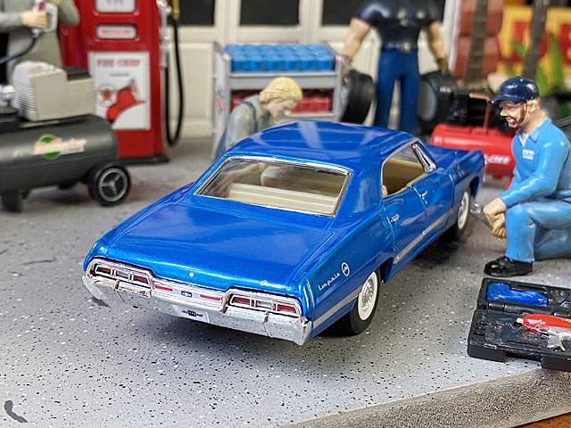 1967年シボレー・インパラのダイキャストミニカー1/43スケール(ブルー)