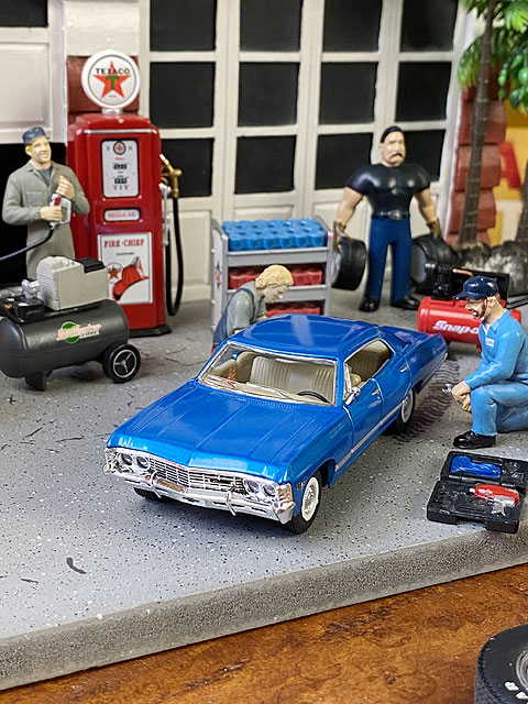 1967年シボレー・インパラのダイキャストミニカー1/43スケール(ブルー)