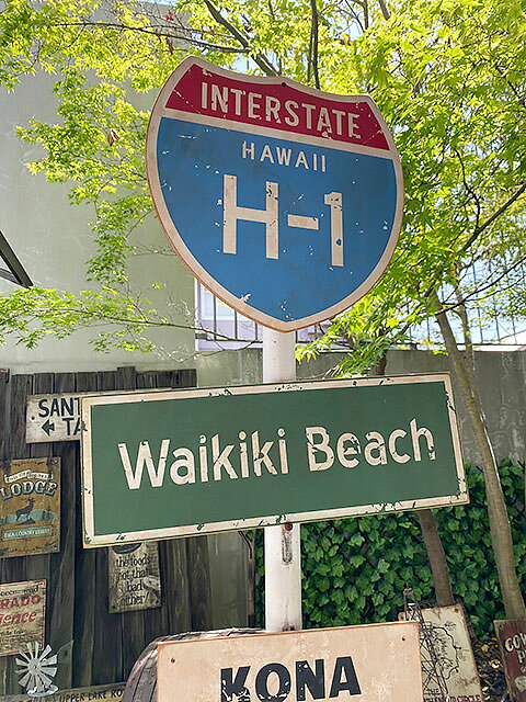ハワイの道路標識のウッドサイン ワイキキビーチ 大人も着やすいシンプルファッション