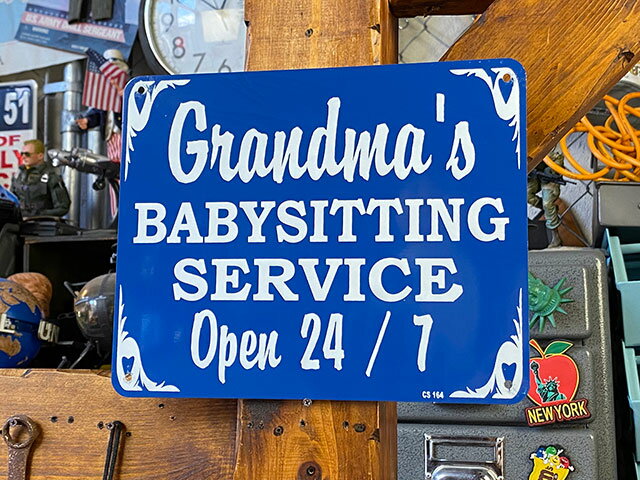 「おばあちゃんのベビーシッターサービス　24時間オープン」　ミニジョーク看板