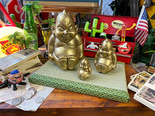 商売繁盛＆開運招福 大阪名物ビリケンさんの縁起のええ置物 【●SS+S+Mサイズ3体セット】+【京たたみで作った飾り台 ミニ畳Lサイズ】のセット アメリカン雑貨 アメリカ雑貨 グッズ