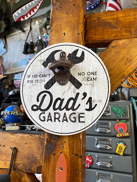 「お父さんのガレージ」　ボトルオープナー付きパブサイン