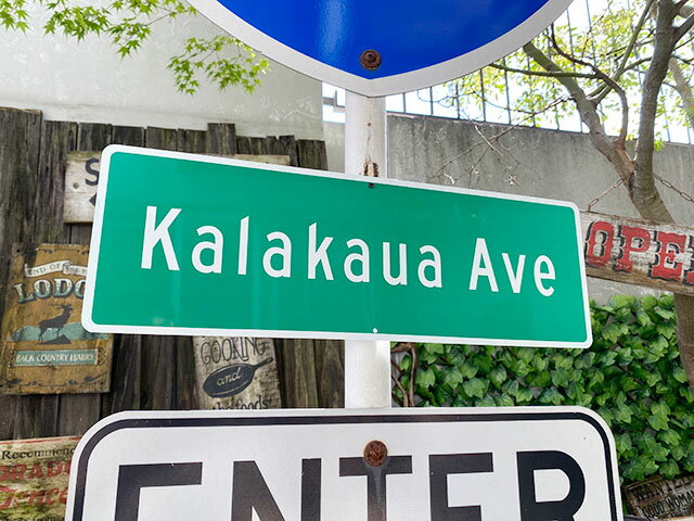 ハワイ　カラカウア通り　ストリートサイン