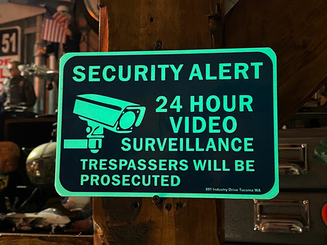 アメリカの蓄光セキュリティミニサイン (24時間録画中) 看板 アメリカン雑貨 アメリカ雑貨 防犯カメラ 防犯グッズ アメリカンサインボード 案内看板 案内標識 警告サイン