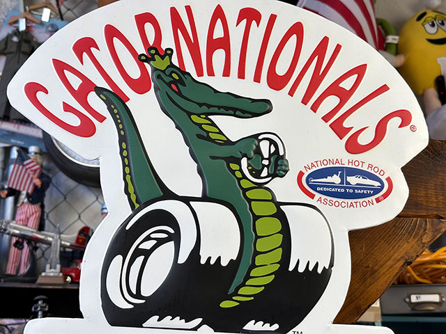 NHRA　エンボスティンサイン　（ゲーターナショナルズ）　看板　アメリカン雑貨　...