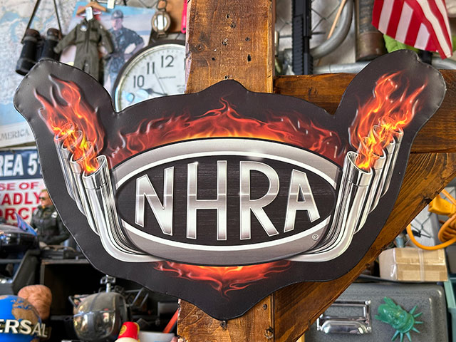 NHRA　エンボスティンサイン　（V8エンジン）　看板　アメリカン雑貨　アメリカ雑...