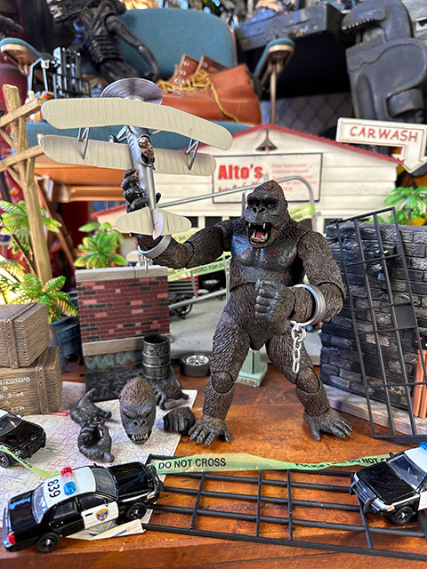 NECA - 7インチスケールアクションフィギュア – 究極のキングコング (コンクリートジャングル)