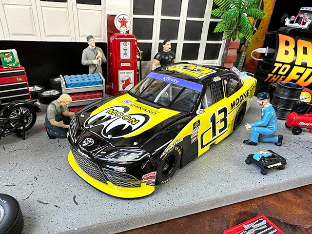 LIONEL×ムーンアイズ　NASCAR　トヨタ　スープラ　ムーンアイズ　オフィシャルダイキャストミニカー　1..