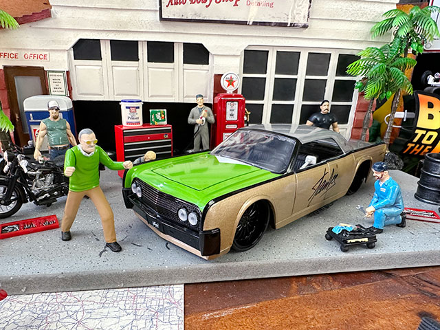 Jada マーベル スタン リー 1963年 リンカーン コンチネンタル ダイキャストミニカー 1/24スケール （スタン リーのフィギュア付き）