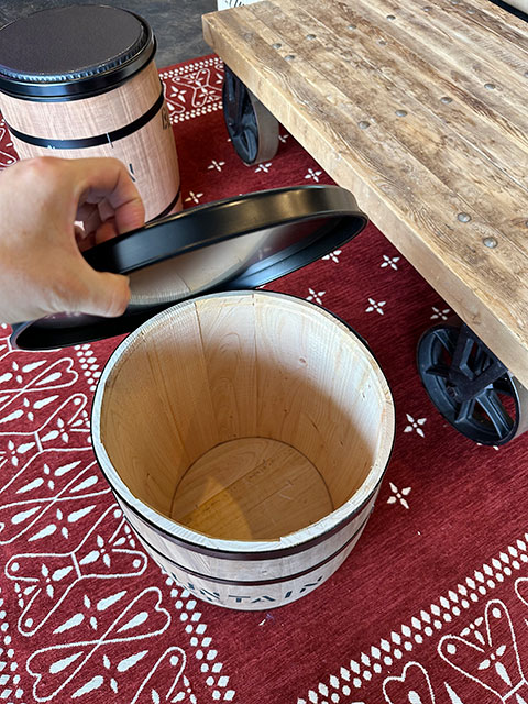 ★稀少な絶盤品★　コーヒー木樽チェアー　（ブラウン）　単品　アメリカン雑貨　アメリカ雑貨　インテリアグッズ　店舗装飾　店内装飾　ショップディスプレイ　カフェインテリア　イス　スツール　什器 candytower-10052015 アメリカ雑貨通販キャンディタワー サンプル画像3