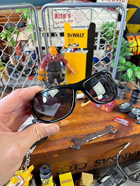 DEWALT デウォルト ドミネーター 保護メガネ （スモークレンズ） セーフティグラス UVカット 曇り止め 軽量 安全メガネ 作業用メガネ ゴーグル アメリカン雑貨 アメリカ雑貨 グッズ