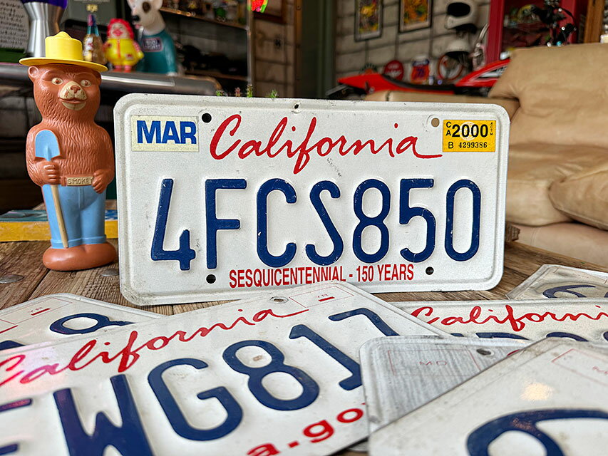 アメリカ　USEDナンバープレート　（カリフォルニア州/1993年以降の筆記体バージョン）　ライセンスプレート　アメリカン雑貨　アメリカ雑貨　グッズ　おしゃれ かっこいい　ガレージ雑貨　ガレージング雑貨　ショップインテリア 2