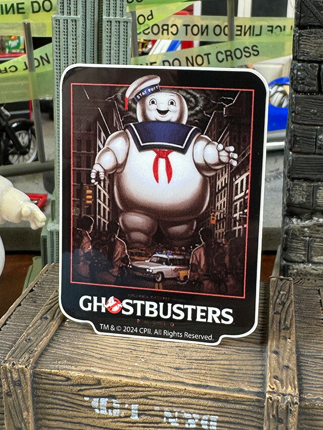 映画　ゴーストバスターズ　オフィシャル　ステッカー　（マシュマロマン VS 隊員/Sサイズ）　ポスターアート　アメリカン雑貨　アメリカ雑貨　映画グッズ　おしゃれ　ショップインテリア　シール　デカール