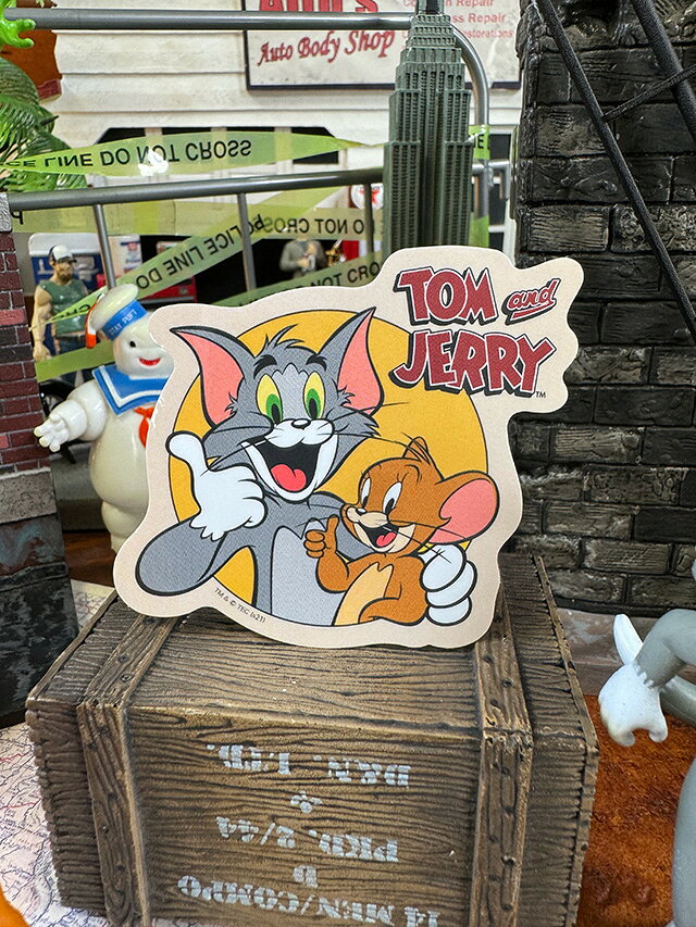 樂天商城 - トムとジェリー　オフィシャル　ステッカー　（サムズアップ）　アメリカン雑貨　アメリカ雑貨　キャラクターグッズ　キャラグッズ　アメキャラ　おしゃれ　ショップインテリア　シール　デカール