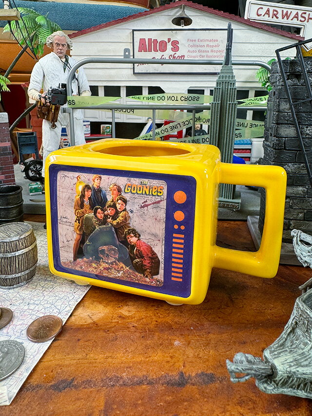 映画 グーニーズ ブラウン管テレビ型 ヒートチェンジマグ 500ml マグカップ アメリカン雑貨 アメリカ雑貨 キッチングッズ キッチン雑貨 キッチン用品 おしゃれ ショップインテリア