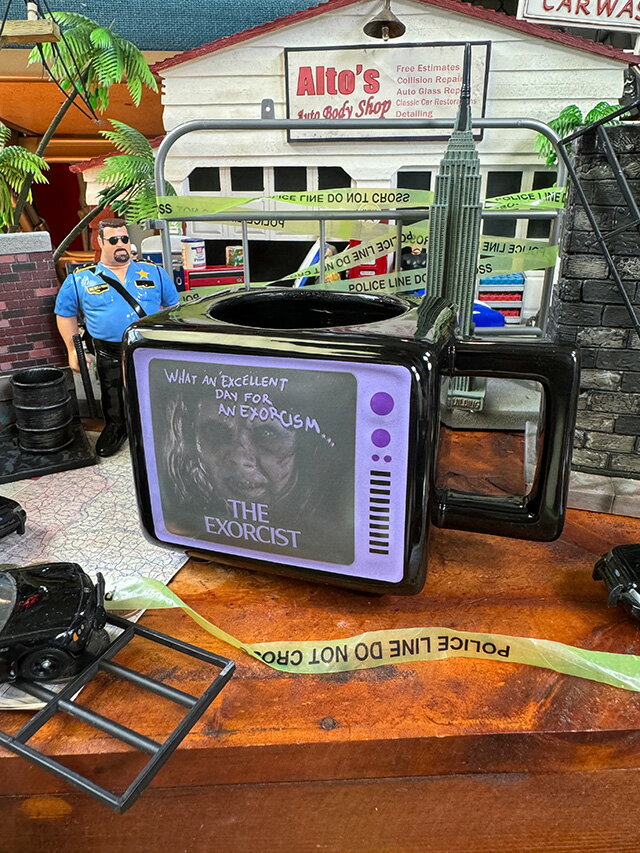 映画 エクソシスト リーガン ブラウン管テレビ型 ヒートチェンジマグ 500ml マグカップ アメリカン雑貨 アメリカ雑貨 キッチングッズ キッチン雑貨 キッチン用品 おしゃれ ショップインテリア