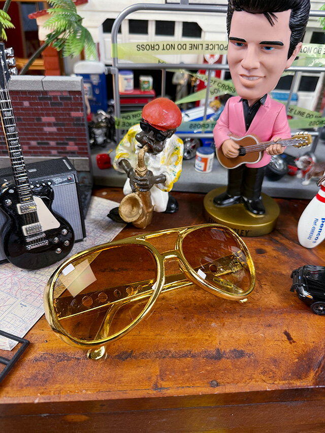 ロックンロールキング サングラス (ゴールド) エルヴィス・プレスリー 変身 変装 コスプレ アメリカン雑貨 アメリカ雑貨 ジョークグッズ ジョーク雑貨 おもし...