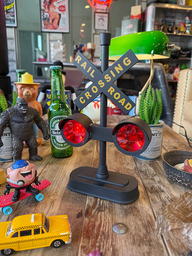 アメリカの踏切ライト　オブジェ　※電池カバーのフタに難あり　アメリカン雑貨　アメリカ雑貨　グッズ　ライト　ガレージ雑貨　ガレージング雑貨　ランプ　照明　間接照明　ライティンググッズ　おしゃれ　ショップインテリア