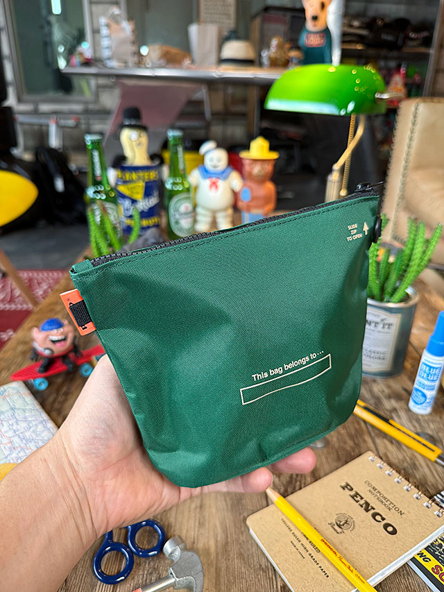 PENCO　ペンコ　バケットポーチ　（グリーン）　収納ポーチ　トラベルポーチ　ガジェットポーチ　化粧ポーチ　HIGHTIDE　ハイタイド　アメリカン雑貨　アメリカ雑貨　グッズ　おしゃれステーショナリー　おしゃれ文房具　文具　ショップインテリア candytower-10056635 アメリカ雑貨通販キャンディタワー サンプル画像2