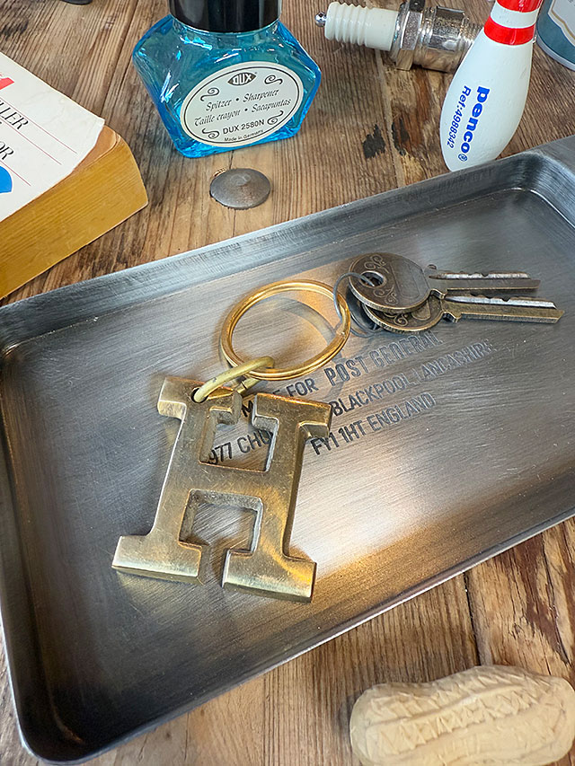 ブラス　イニシャルレター　キーホルダー　（H）　アメリカン雑貨　アメリカ雑貨　グッズ　おしゃれ　ショップインテリア　アルファベット　キーリング