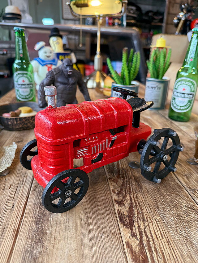 赤いレトロなトラクター キャストアイアン オブジェ アメリカン雑貨 アメリカ雑貨 ガーデニンググッズ ガーデニング雑貨 グリーンインテリア エクステリア 置物 オブジェ 演出 庭 おしゃれ