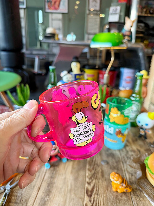 アメリカ雑貨通販キャンディタワーのガーフィールド　スタッキングマグ　330ml　（クリアピンク）　プラスチック製マグカップ　アメリカン雑貨　アメリカ雑貨　キャラグッズ　アメキャラ　アメコミ　おしゃれ　ショップインテリア｜アングル3