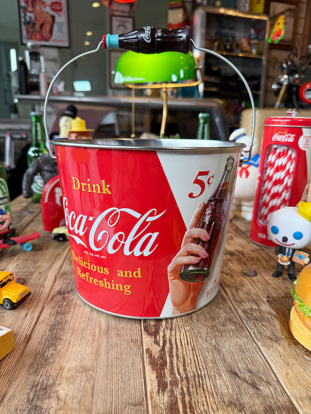 コカ・コーラ　コンツアーボトル型ハンドル　ビバレッジ　バケツ　（コンツアーボトル）　アイスバケツ　アメリカン雑貨　アメリカ雑貨　コカコーラグッズ　おしゃれ　ショップインテリア candytower-10057088 アメリカ雑貨通販キャンディタワー サンプル画像3