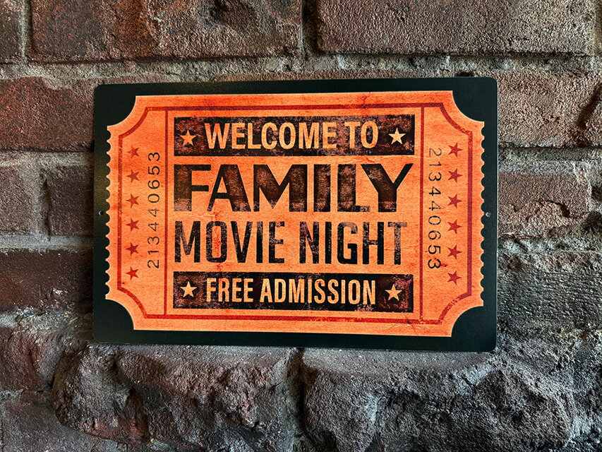 「ファミリームービーナイトにようこそ！」　ムービーチケット　ブリキ看板　映画鑑賞会　家族で映画観る日　アメリカン雑貨　アメリカ雑貨　映画グッズ　おしゃれ　ショップインテリア