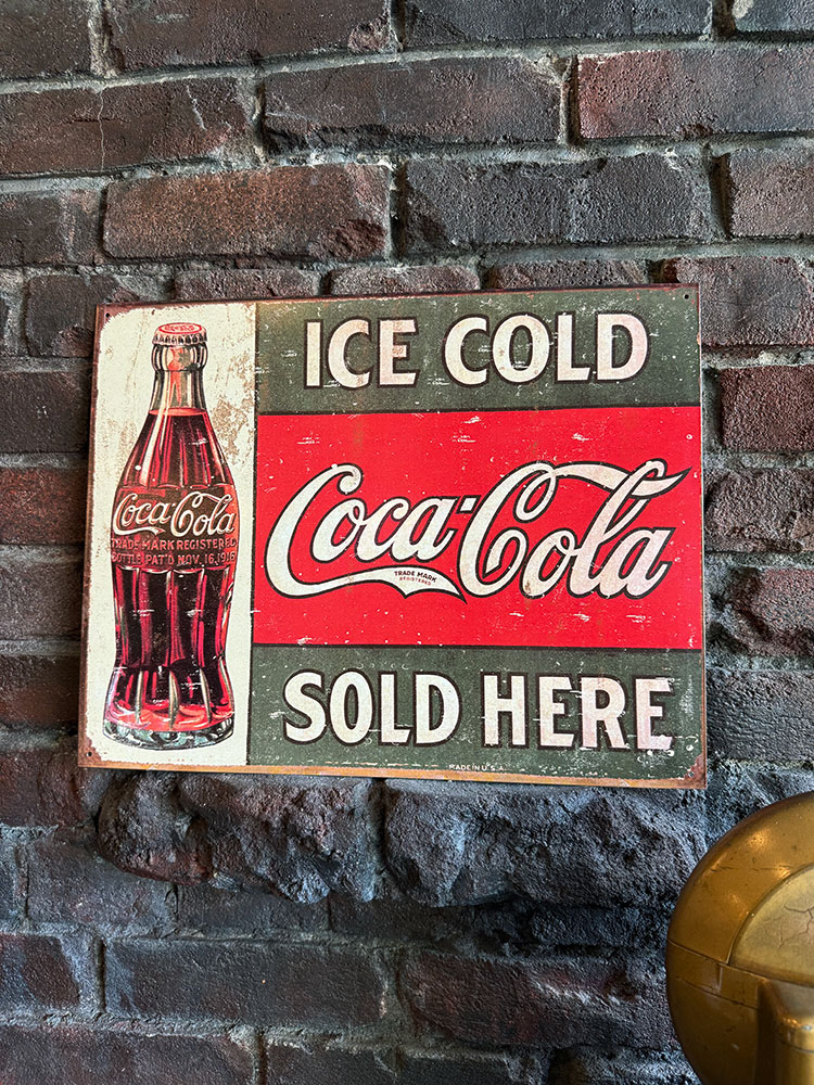 樂天商城 - コカ・コーラ　ブリキ看板　（コンツアーボトル　アンティーク）　アメリカン雑貨　アメリカ雑貨　グッズ　コカコーラ