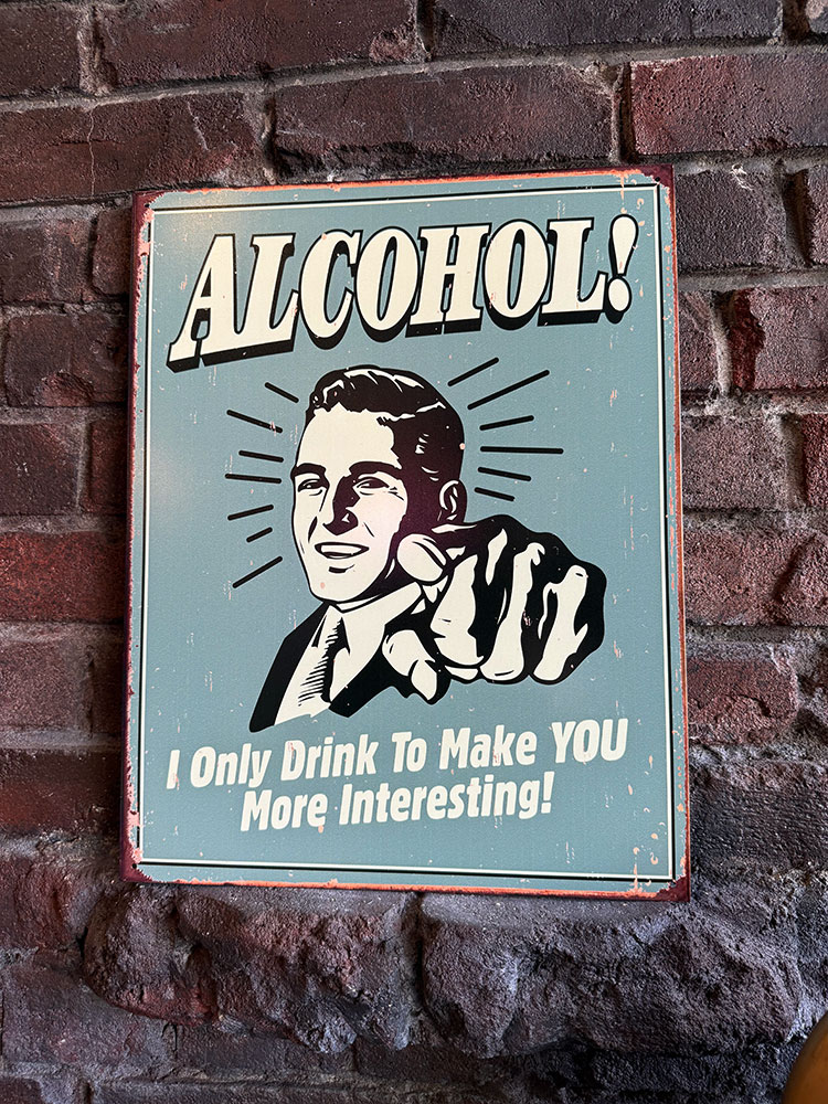 アルコールは君をもっと楽しくさせるためさ！　ブリキ看板　アメリカン雑貨　アメリカ雑貨　グッズ