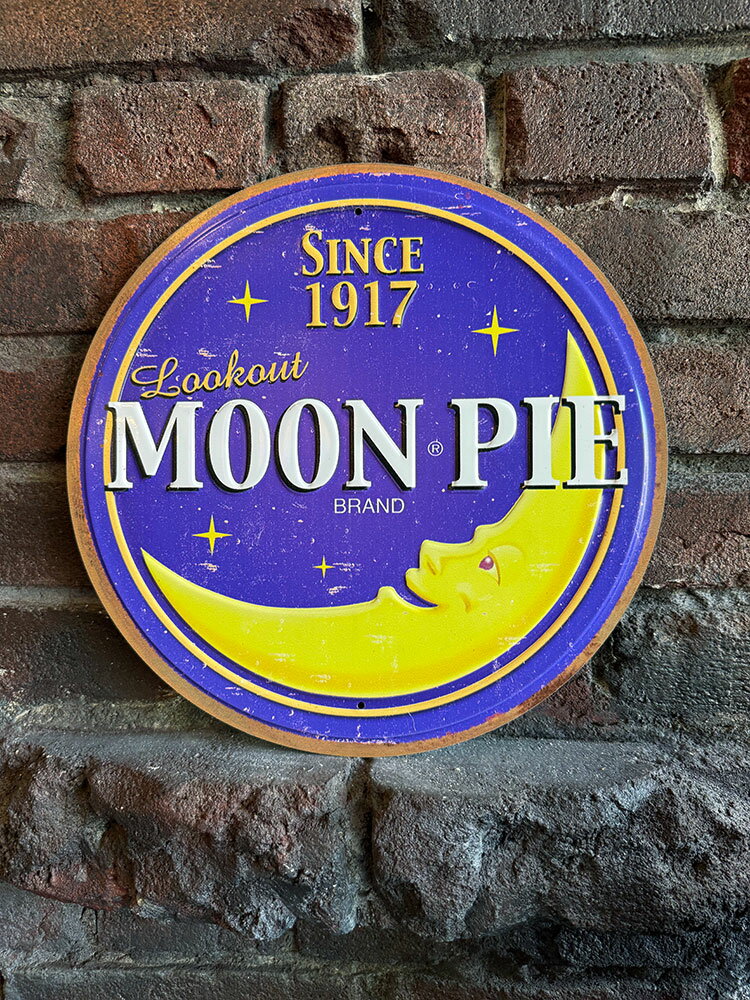 商品説明 このパイ、アメリカに行ったことある人なら知ってる人もいるんじゃない！ マシュマロをクッキーで挟んだお菓子、ムーンパイのロゴマーク看板です。 もうねー100年の歴史がある会社なんです。丸いクッキーサンドをガブッとかじると三日月みたいな形になるからムーンパイってんだろうね！しかしロゴが可愛いよ！ 今でも人気のお菓子なんだけど、パッケージにはちゃんとこのマークが入ってるんですよ！ ちなみにアメリカでも特に南部の方でメジャーなお菓子で、RCコーラと一緒に食べるのがベーシックスタイルと何ともアメリカ的。 日本であまりメジャーじゃないけど、向こうだと有名ってロゴで飾るとリアルなアメリカが再現できてオシャレなシーンに演出できるぞ！ フード系のロゴが好きな人には特にオススメの1枚です(≧∀≦) サイズ 直径30cm（約） 『ボクらの原点そして永遠！アメリカンブリキ看板』はこちら！ 類似商品はこちらムーンパイ　ブリキ看板　　アメリカン雑貨　アメ3,080円ムーンパイ　エンボスティンサイン　　看板　アメ5,280円オースチン　ヒーレー3000　マーク3　ブリキ3,080円ムーンパイ　ブリキ看板　　アメリカン雑貨　アメ3,080円フォード　トラック　ブリキ看板AMERICA　3,080円フォード　マスタング　ブリキ看板　　ブリキ看板3,080円ポンティアック　ヴィンテージロゴ　ブリキ看板　3,080円1940年　フォード　クーペ　ブリキ看板　　ブ3,080円サンメイドレーズン　ポップデザイン　ブリキ看板3,080円新着商品はこちら2026/3/13★アウトレット★QUALY　クオリー　オーシャ1,760円2026/3/11スチームパンク　インダストリアル　ウォール3フ4,400円2026/3/11スチームパンク　インダストリアル　ウォール3フ4,400円再入荷はこちら2026/3/13★アウトレット★ミリタリーマグネット　 　アメ440円2026/3/13★アウトレット★マーキュリー キーボックス　　4,180円2026/3/13USタイプ フォールディングテーブル　全国送料23,100円2026/03/13 更新　