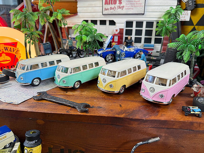 1962年 フォルクス・ワーゲン ワーゲンバス ミニカー 1/32スケール （4台セット/パステルカラー） アメリカン雑貨 アメリカ雑貨 モデルカー ジオラマ グッズ おしゃれ かっこいい ガレージ雑貨 ガレージング雑貨 ショップインテリア