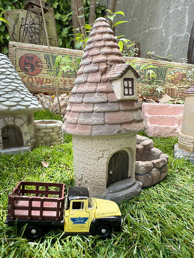 アメリカ雑貨通販キャンディタワーの外国のおうち　グリーンポット　（No.8）　植木鉢　多肉植物　サボテン　プランター　セメント製　アメリカン雑貨　アメリカ雑貨　ガーデニンググッズ　ガーデニング雑貨　グリーンインテリア　エクステリア　置物　オブジェ　演出　庭　おしゃれ｜アングル3