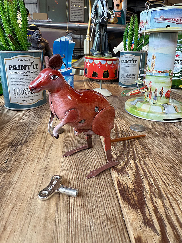樂天商城 - 懐かしのブリキのおもちゃ　ぴょんぴょん　カンガルー　ゼンマイ式　アメリカン雑貨　アメリカ雑貨　グッズ　おしゃれ　ショップインテリア
