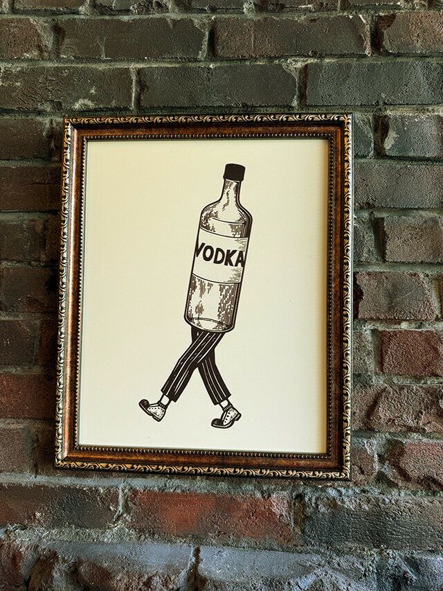 「お酒がテーマ」のフレームアート （歩くウォッカボトル） アメリカン雑貨 アメリカ雑貨 グッズ おしゃれ パブグッズ バーグッズ 自宅バー ショップインテリア