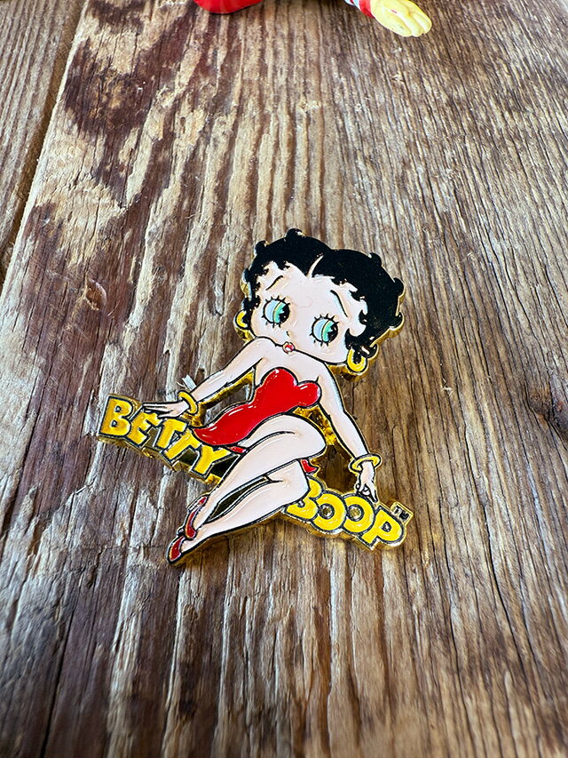 ベティ・ブープ　ピンバッジ　（赤いドレス＆ロゴ）　ピンズ　アメリカン雑貨　アメリカ雑貨　キャラグッズ　アメキャラ　ベティー　ベティーちゃん　ベティちゃん　おしゃれ　ショップインテリア
