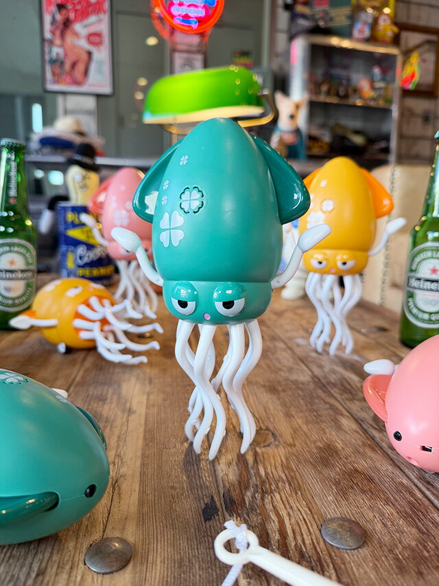 不思議な動きがクセになる　ゆらゆらイカちゃん　（ブルー）　ペットの遊び相手にも！　アメリカン雑貨　ア ...