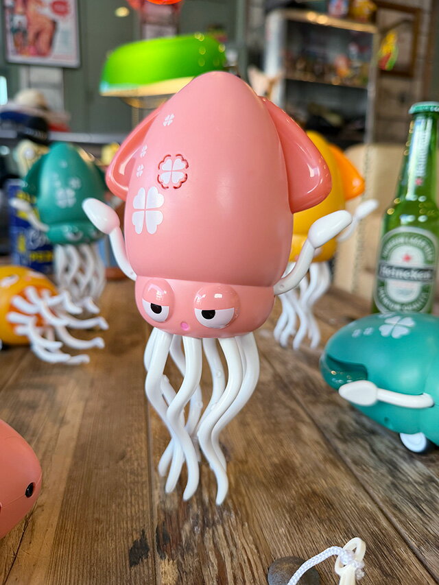 不思議な動きがクセになる　ゆらゆらイカちゃん　（ピンク）　ペットの遊び相手にも！　アメリカン雑貨　ア ...