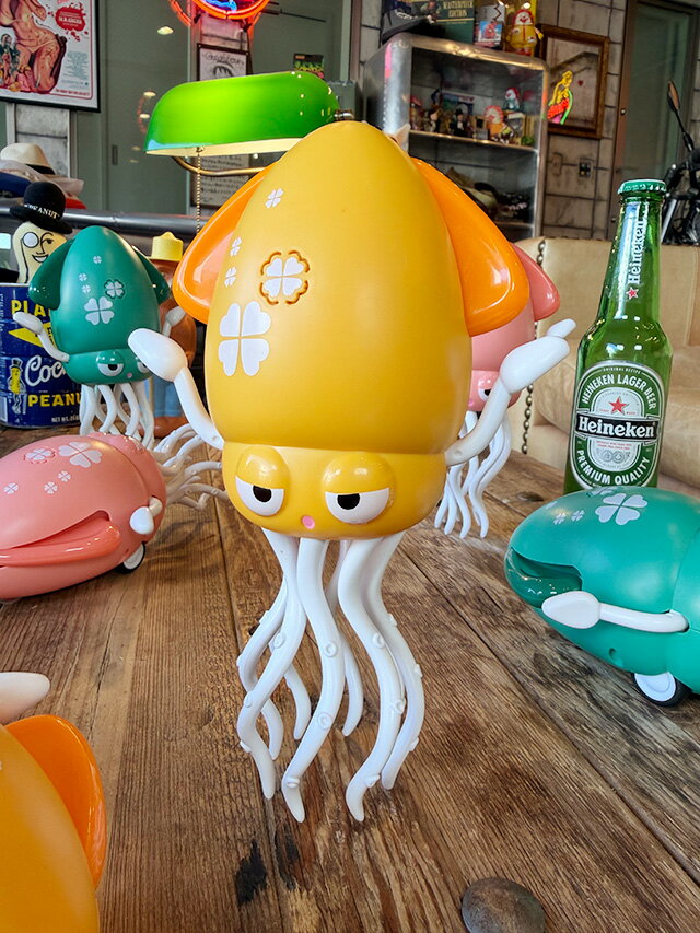 不思議な動きがクセになる　ゆらゆらイカちゃん　（イエロー）　ペットの遊び相手にも！　アメリカン雑貨　 ...