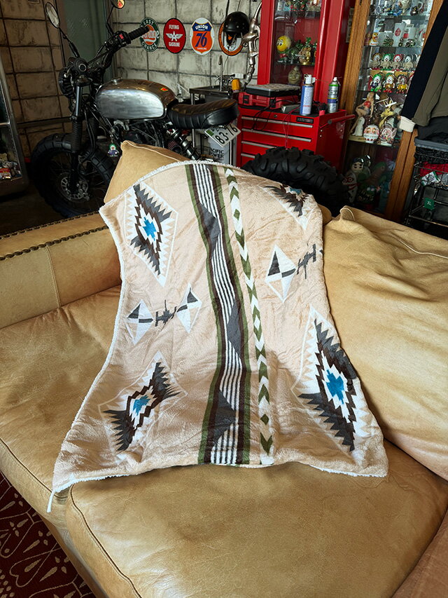 ネイティブパターン　フリースブランケット　Sサイズ　73cm×100cm　（サンド）　アメリカン雑貨　アメリカ雑貨　おしゃれキャンプ　おしゃれキャンパー　アウトドアグッズ　BBQ　バーベキュー　グランピング　無骨　かっこいい　ショップインテリア