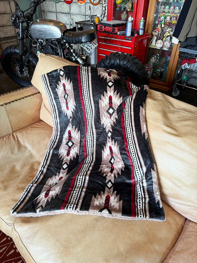 ネイティブパターン フリースブランケット Sサイズ 73cm×100cm （ブラック） アメリカン雑貨 アメリカ雑貨 おしゃれキャンプ おしゃれキャンパー アウトドアグッズ BBQ バーベキュー グランピング 無骨 かっこいい ショップインテリア